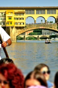 Passeio de barco no rio Arno com guia brasileira
