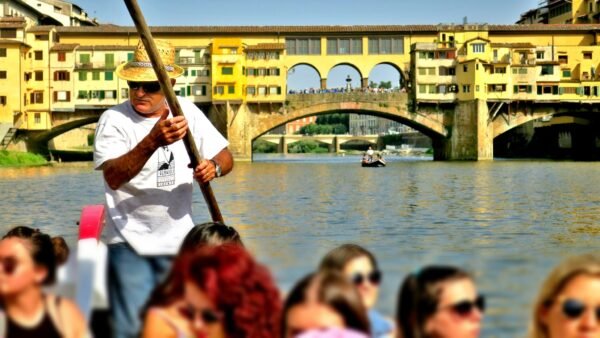 Passeio de barco no rio Arno com guia brasileira