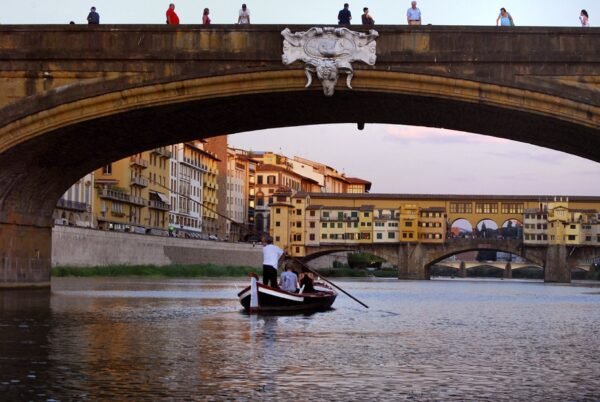 Passeio de barco no Rio Arno em Florença com guia brasileira