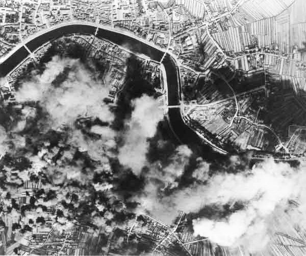 Imagem dos bombardeios em Pisa em 1943. Área de San Giusto, estação ferroviária, Porta a Mare