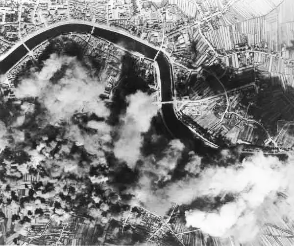 Imagem dos bombardeios em Pisa em 1943. Área de San Giusto, estação ferroviária, Porta a Mare