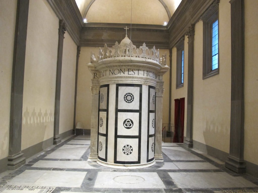 Cappella Rucellai e o Tempietto de Leon Battista Alberti.