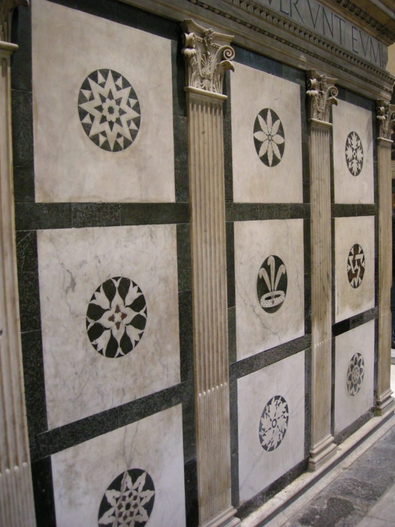 Detalhe das inscrustações de mármore na decoração externa do Tempietto Rucellai.